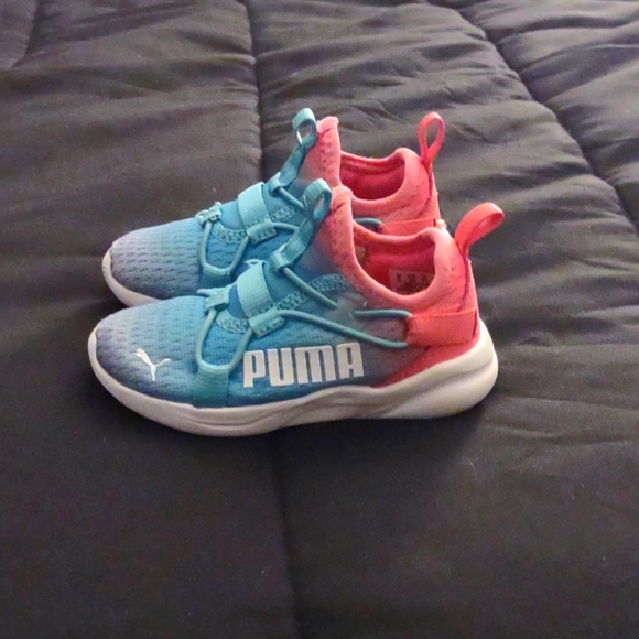 Pumas Girls Toddler Size 6 - Picture 1 of 5
